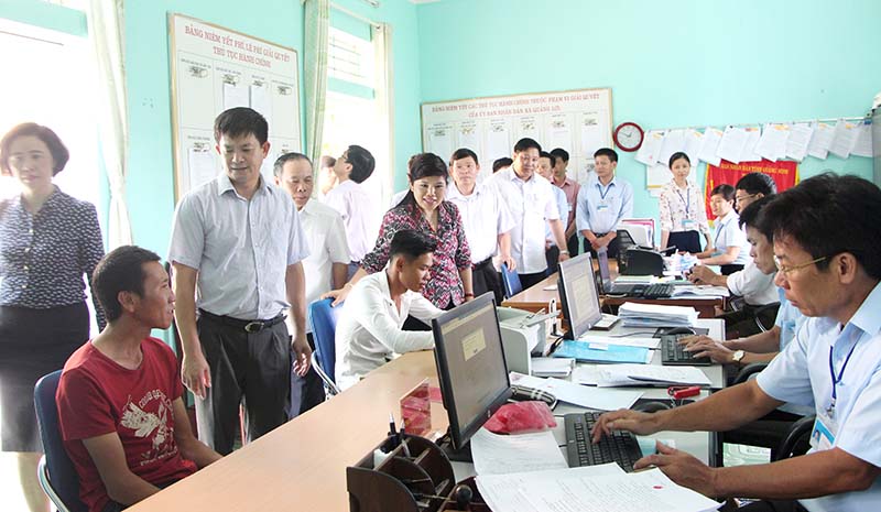 Đoàn công tác của tỉnh và huyện kiểm tra hoạt động của Bộ phận một cửa xã Quảng Nghĩa, Đầm Hà
