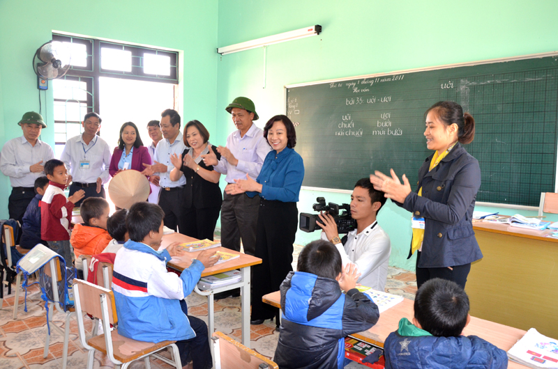 Đồng chí Vũ Thị Thu Thủy, Phó Chủ tịch UBND tỉnh thăm điểm trường tiểu học Kỳ Thượng tại thôn Khe Phương, xã Kỳ Thượng, Hoành Bồ