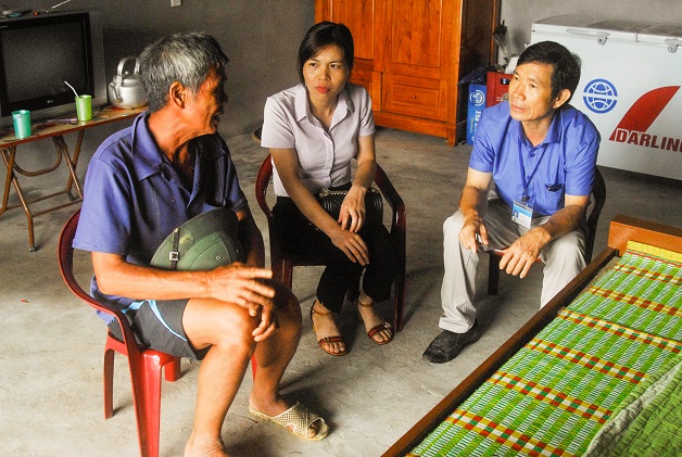 Ông Hoàng Văn Toàn, Chủ tịch Uỷ ban MTTQ thị trấn Ba Chẽ, huyện Ba Chẽ (bên phải) đến thăm hỏi gia đình khó khăn tại thị trấn