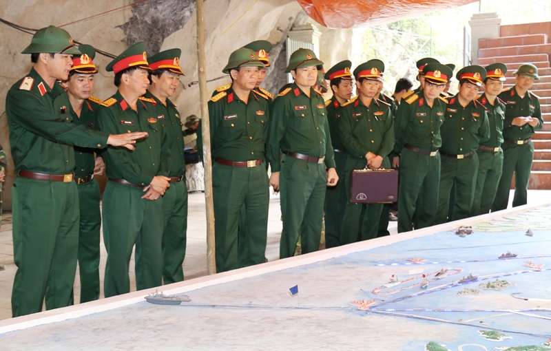Thiếu tướng Nguyễn Quang Cường, Phó Tư lệnh, Tham mưu trưởng Quân khu  kiểm tra công tác chuẩn bị diễn tập KVPT tỉnh Quảng Ninh.