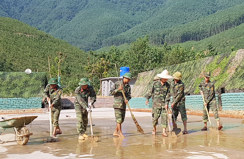 Cán bộ chiến sĩ Bộ CHQS tỉnh tích cực dọn dẹp, củng cố các công trình trong diễn tâp KVPT tỉnh năm 2017.