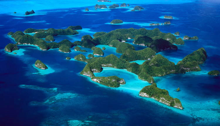 Đảo đá Nam Lagoon, Palau: Khu vực này gồm 445 hòn đảo đá vôi không có người ở, nằm rải rác trên biển, phía Tây Thái Bình Dương, được bảo vệ bởi các rạn san hô và là một cảnh quan tuyệt đẹp. Vẻ đẹp của khu vực này được nâng cao bởi một hệ thống san hô phức tạp với hơn 385 loài san hô với môi trường sống khác nhau. Nơi đây có nhiều loài thực vật, chim và sinh vật biển, trong đó có khoảng 13 loài cá mập. Ảnh: Unesco World Heritage Centre.