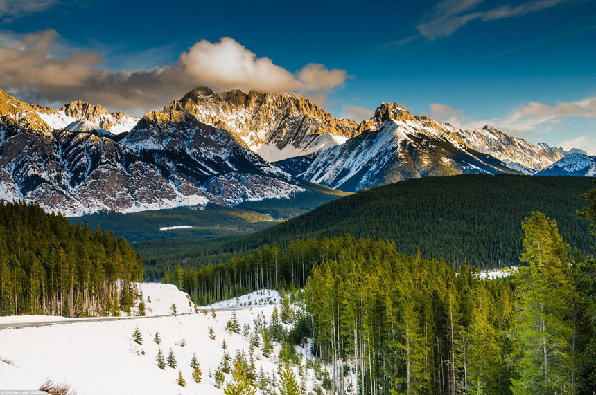 Vườn quốc gia núi Rocky, Canada: Vườn quốc gia núi Rocky của Canada gồm 4 vườn quốc gia và 3 công viên tỉnh với nhiều đỉnh núi hùng vĩ, thác nước, hẻm núi, hồ, sông băng, suối nước nóng. Đồng thời, nơi đây còn là khởi nguồn của các con sông chính tại Bắc Mỹ như sông Athabasca, Saskatchewan, Columbia hay sông Fraser. Ngoài ra, vườn quốc gia núi Rocky còn có đa dạng sinh học cao cùng cảnh quan tự nhiên ngoạn mục như rừng thông tự nhiên, hồ nước xanh ngọc, đá phiến sét Burgess hay các hóa thạch và động đá vôi. Ảnh: Shutterstock/BGSmith.