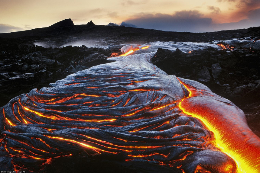 Vườn quốc gia Hawaii Volcanoes, Mỹ: Vườn quốc gia được thành lập vào năm 1916 và là kết quả của 30 triệu năm dưới tác động núi lửa, migration và tiến hóa tạo ra một hệ sinh thái hỗn hợp, là nơi sinh sống của một số loài chim quý hiếm. Bên cạnh đó, nơi đây còn có 2 ngọn núi lửa hoạt động mạnh nhất thế giới là Mauna Loa và Kilauea cùng những vụ phun trào núi lửa khiến cảnh quan thay đổi liên tục. Ảnh: Getty/Mint Images RM.