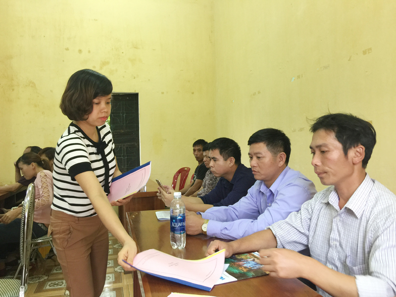 Cán bộ Trung tâm TGPL Nhà nước phát tài liệu trong buổi tuyên truyền TGPL lưu động ở xã Hải Sơn, TP Móng Cái.