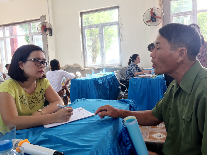 Người dân xã Hải Sơn, TP Móng Cái chia sẻ các vấn đề cần trợ giúp với cán bộ Trung tâm TGPL Nhà nước tỉnh.