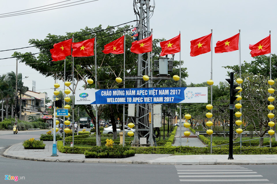 Những ngày này, Thành phố Hội An (Quảng Nam) tập trung trang hoàng cờ Tổ quốc tươi thắm, treo panô, biểu ngữ chào mừng năm APEC Việt Nam 2017 trên nhiều tuyến đường ở khu vực trung tâm đô thị cổ.