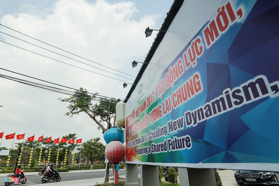 Tấm panô chào đón APEC Việt Nam 2017 bên những chiếc lồng đèn truyền thống cỡ lớn đặt ở khu vực trung tâm gần với Quảng trường TP Hội An.