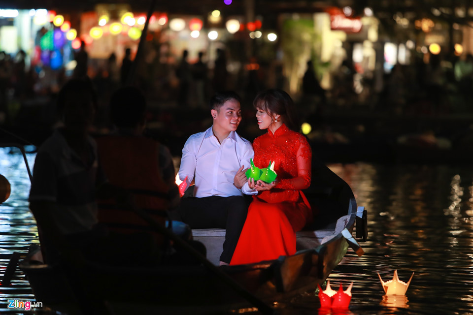 Nhiều đôi bạn trẻ đến phố cổ Hội An thả hoa đăng chụp ảnh cưới nguyện cầu tình yêu bền chặt trên dòng sông Hoài. 