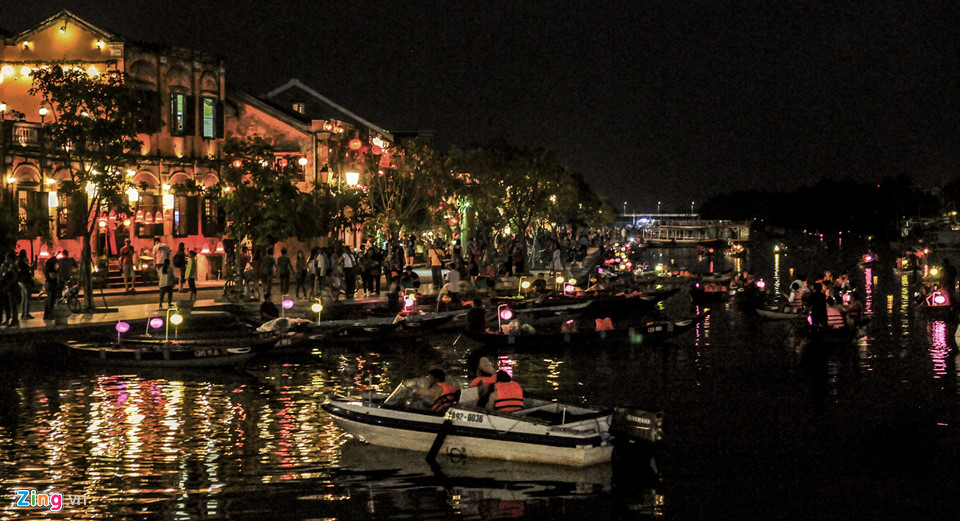 Nhân sự kiện APEC, TP Hội An vận động người dân gắn trên ghe thuyền chiếc đèn lồng nhằm tăng thêm ánh sáng lung linh, mở ra không gian lãng mạn phục vụ nhu cầu du khách thưởng ngoạn, thả hoa đăng ngắm cảnh trên sông Hoài.