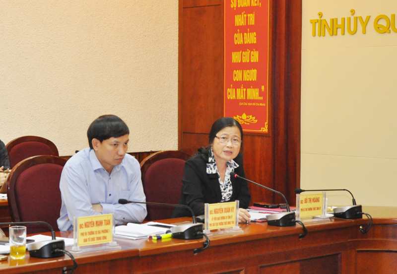 Đồng chí Đỗ Thị Hoàng, Phó Bí thư Thường trực Tỉnh ủy tham gia ý kiến tại hội nghị 