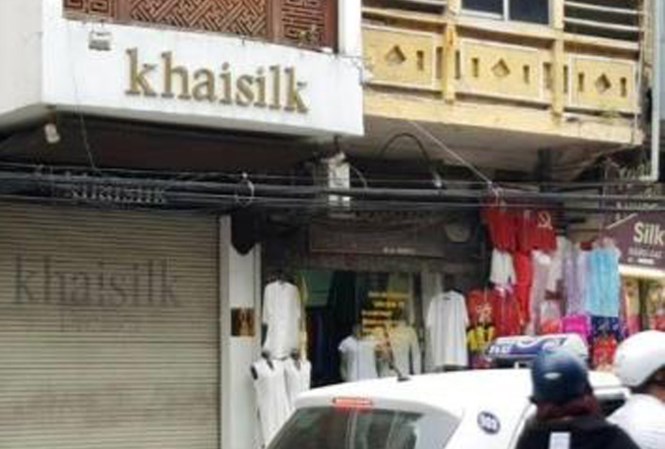 Một cửa hàng lụa Khaisilk đã đóng cửa từ chiều 26/10.