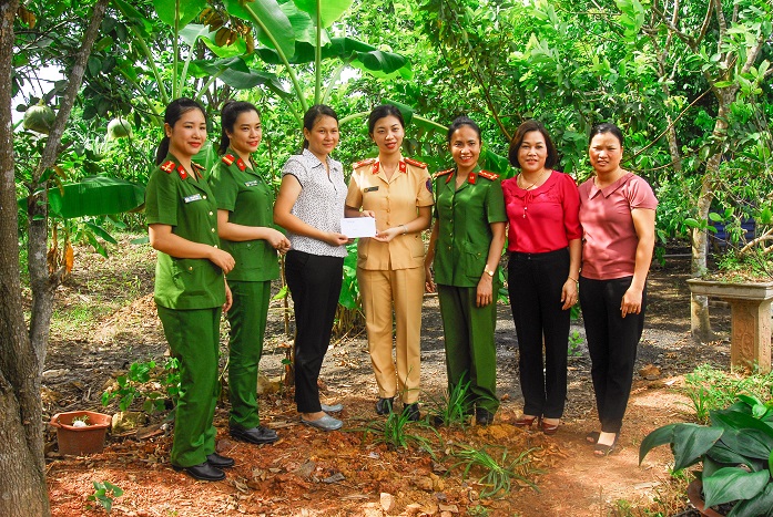 Hội Phụ nữ Công an TP Cẩm Phả hỗ trợ hộ chị Đặng Thành Thảo ở thôn 1, xã Cẩm Hải xây dựng vườn mẫu
