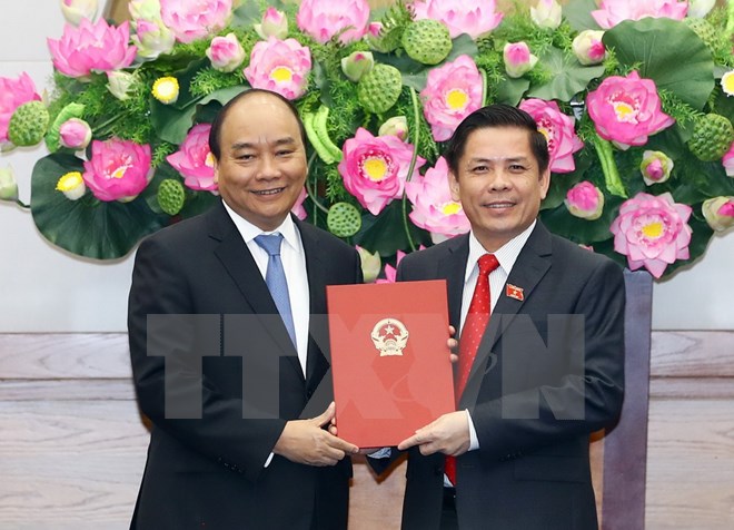 Thủ tướng Nguyễn Xuân Phúc trao Quyết định bổ nhiệm chức vụ Bộ trưởng Bộ Giao thông Vận tải cho ông Nguyễn Văn Thể. (Ảnh: Thống Nhất/TTXVN)