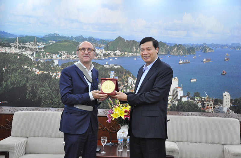 Chủ tịch UBND tỉnh Nguyễn Đức Long tặng quà lưu niệm cho ông 
