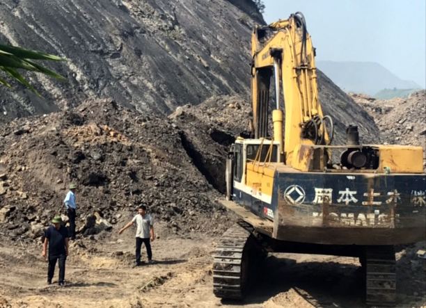 Điểm khai thác than trái phép tại phường Mông Dương.