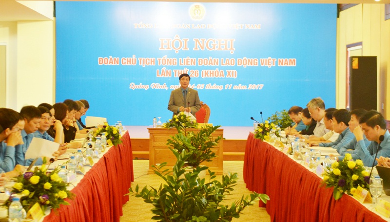 Đồng chí Bùi Văn Cường, Ủy viên BCH Trung ương Đảng, Bí thư Đảng đoàn, Chủ tịch Tổng LĐLĐ Việt Nam phát biểu tại hội nghị.