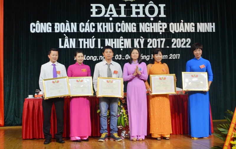Đồng chí Đỗ Thị Ninh Hường, Phó Chủ tịch Thường trực LĐLĐ tỉnh trao Bằng khen cho các tập thể cá nhân có thành tích xuất sắc trong hoạt động công đoàn giai đoạn 2012-2017.