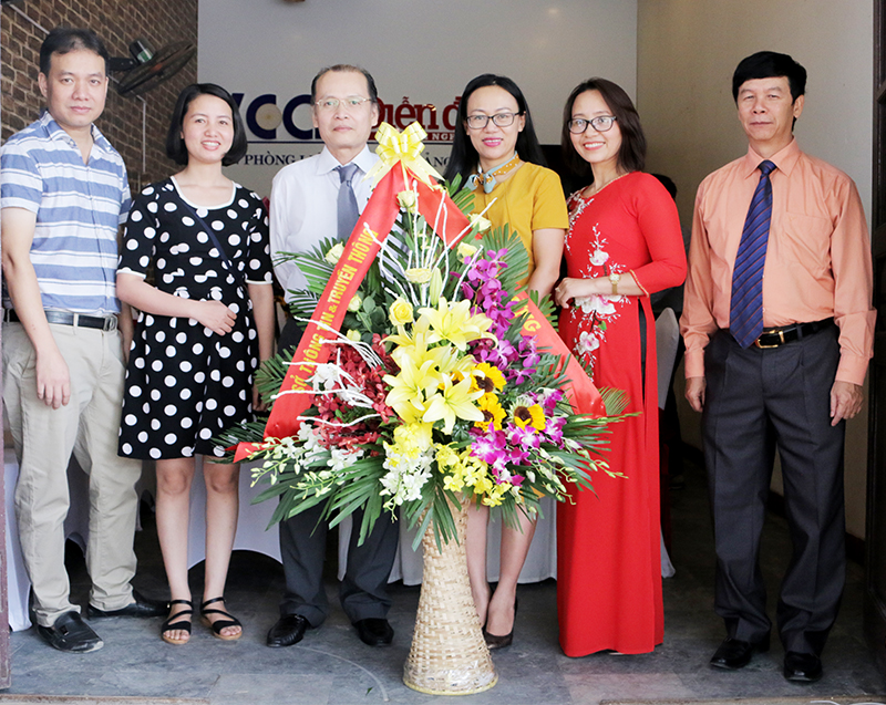 Đồng chí Lê Ngọc Hân, Phó Giám đốc Sở Thông tin và Truyền thông tới tặng hoa chúc mừng lễ khai trương. 