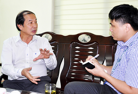 GS.TS Tạ Hòa Phương trả lời phỏng vấn của phóng viên Báo Quảng Ninh.