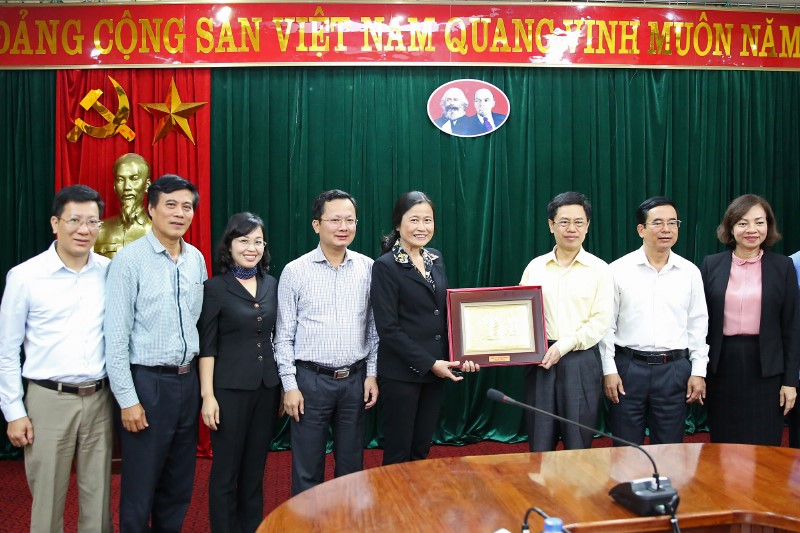 Đồng chí Đỗ Thị Hoàng, Phó Bí thư thường trực Tỉnh ủy tặng bức tranh Vịnh Hạ Long cho thường trực Tỉnh ủy Nghệ An