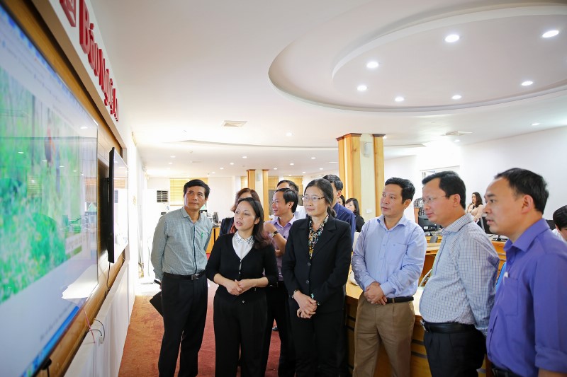 Đồng chí Đỗ Thị Hoàng cùng đoàn công tác tham quan mô hình Tòa soạn hội tụ tại Báo Nghệ An