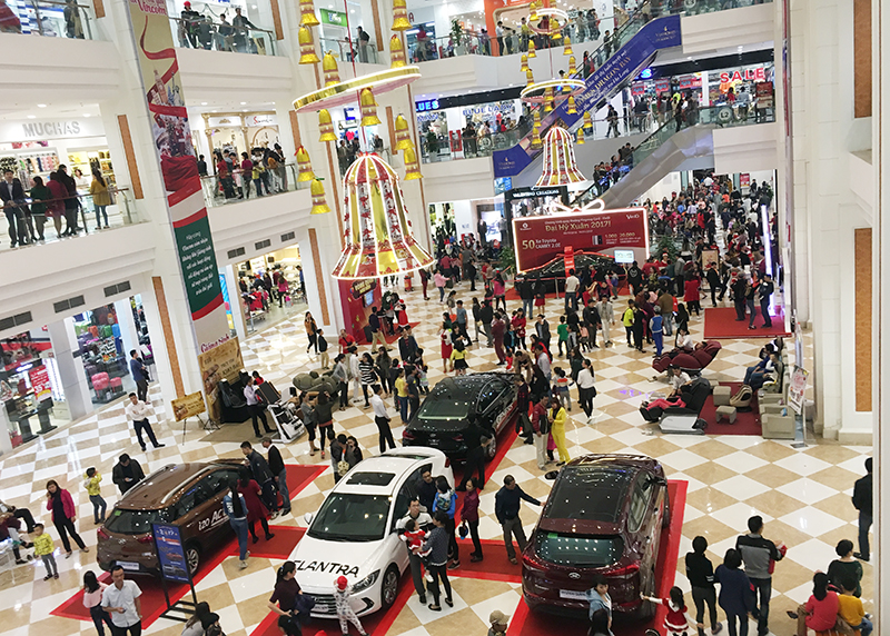 Trung tâm thương mại Vincom Hạ Long thu hút đông đảo người dân tới mua sắm