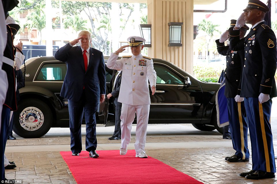 Đến Hawaill, Tổng thống Trump được Đô đốc Harry Harris - Tư lệnh Bộ chỉ huy Thái Bình Dương của Mỹ tiếp đón.