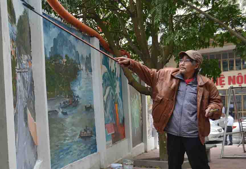 Họa sĩ Việt Hùng hoàn thiện bộ tranh tường ở Bệnh viện đa khoa tỉnh.