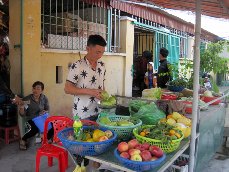 Quán tạp hoá của gia đình anh Nguyễn Văn Lưu ở tổ 13, khu 8 cho thu nhập tương đối ổn định