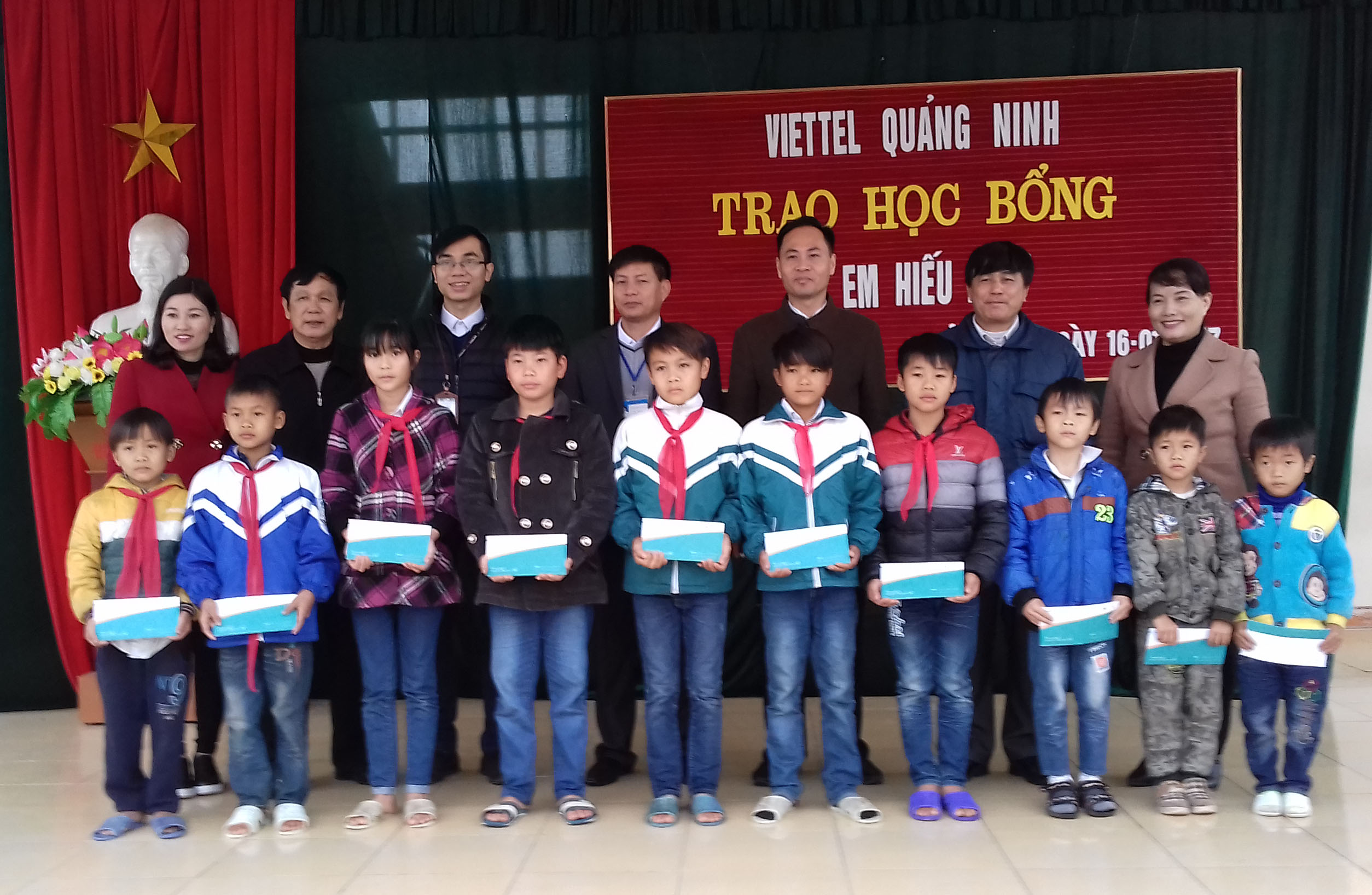 Hội Khuyến học huyện Đầm Hà phối hợp với Viettel Quảng Ninh trao học bổng cho học sinh nghèo vượt khó 