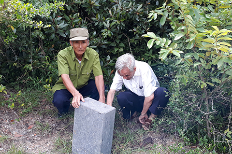Ông Nguyễn Cảnh Loan (bên phải) khảo sát thành cổ Ngọc Vừng từ phạm vi bảo vệ di tích.