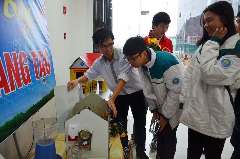 Nhóm tác giả mô hình “Smarthome cho các gia đình nông thôn Việt Nam” đoạt giải nhất Cuộc thi Sáng tạo TTN, NĐ toàn quốc lần thứ 12 giới thiệu mô hình đến các bạn học sinh trong tỉnh. 