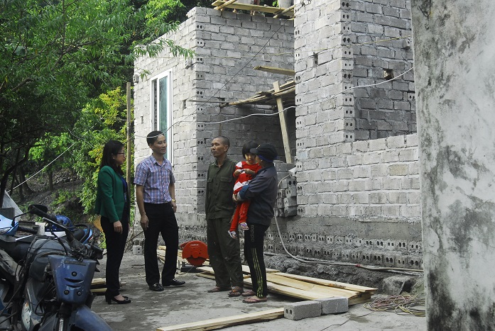 Cán bộ MTTQ phường Cẩm Tây, TP Cẩm Phả, đến thăm gia đình anh Đỗ Trọng Hùng tại tổ 4, khu Dốc Thông đang được hỗ trợ xây, sửa nhà