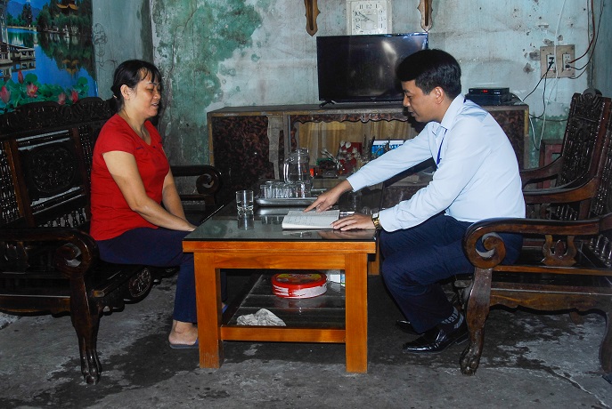 Chị Nguyễn Thị Huyền (bên trái), hộ nghèo tại tổ 5, khu Bình Minh, phường Cẩm Bình, TP Cẩm Phả, được cán bộ MTTQ phường phổ biến các tiêu chí 
