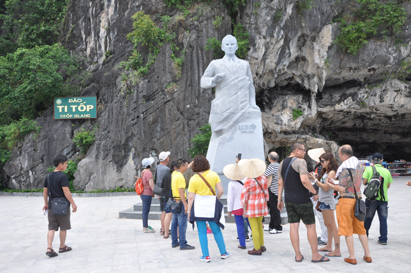 Du khách tham quan tượng đài Anh hùng vũ trụ G.M Ti Tốp trên đảo Ti Tốp, Vịnh Hạ Long