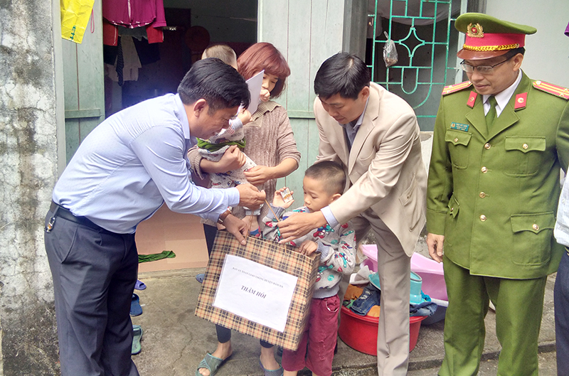 Ban ATGT tỉnh và huyện Đầm Hà tặng quà cho gia đình