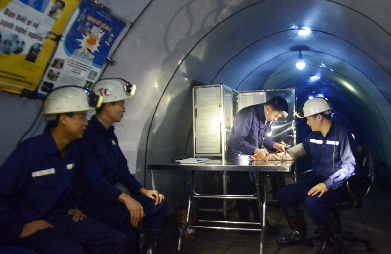 Thợ lò Công ty than Hòn Gai chờ kiểm tra sức khỏe tại Trạm y tế đặt ở dưới nòng đất