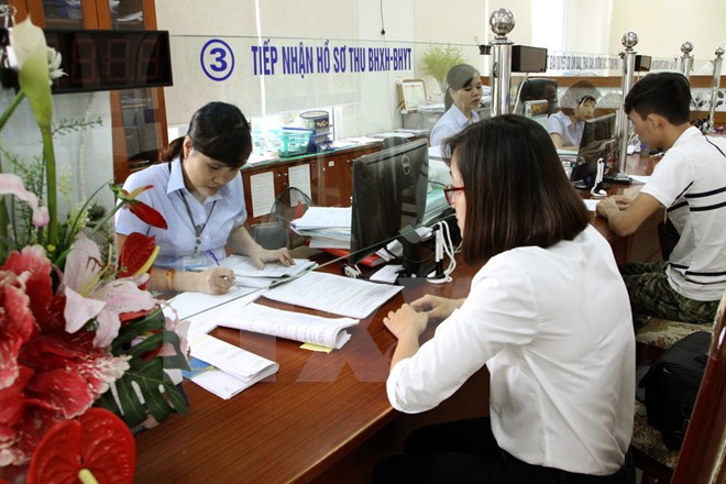 Bảo hiểm xã hội Việt Nam đề xuất lộ trình điều chỉnh lương hưu cho lao động nữ trong vòng 5 năm. (Ảnh: Dương Ngọc/TTXVN)
