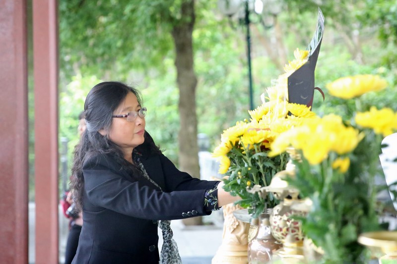 Đồng chí Đỗ Thị Hoàng, Phó Bí thư thường trực Tỉnh ủy thay mặt đoàn công tác dâng hoa tại mộ Bà Hoàng Thị Loan, thân mẫu Chủ tịch Hồ Chí Minh.