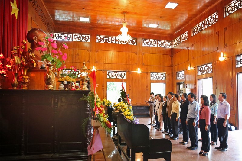 Đoàn công tác tỉnh Quảng Ninh dâng hoa, dâng hương tại khu di tích Chủ tịch Hồ Chí Minh, Nam Đàn