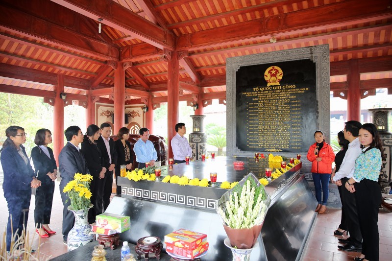 Đoàn công tác viếng mộ của 13 chiến sỹ TNXP tại khu di tích lịch sử Truông Bồn