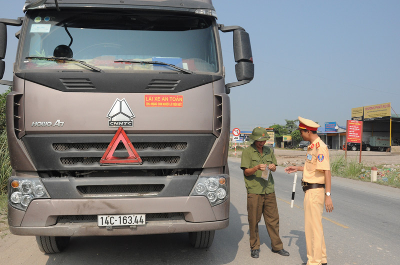 Lực lượng CSGT Công an huyện Hoành Bồ kiểm soát phương tiện trên tỉnh lộ 326