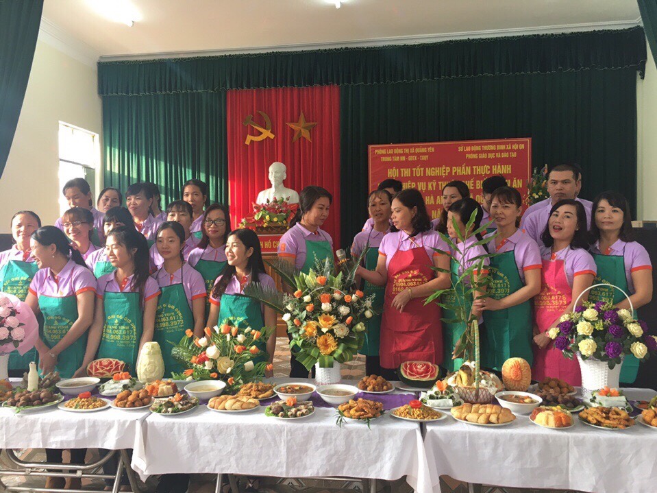 Các học viên lớp học chế biến món ăn ở phường Hà An (TX Quảng Yên) trong buổi thi 
