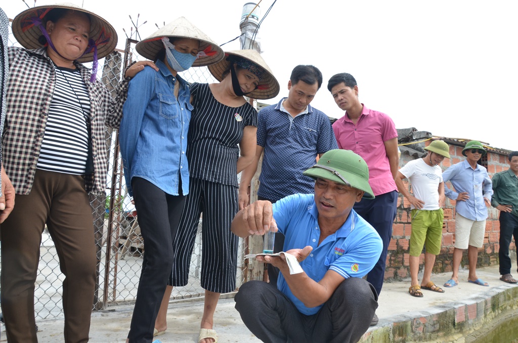 Học viên lớp học kỹ thuật nuôi giáp xác thương phẩm phường Nam Hòa (TX Quảng Yên) trao đổi kỹ thuật nuôi tôm