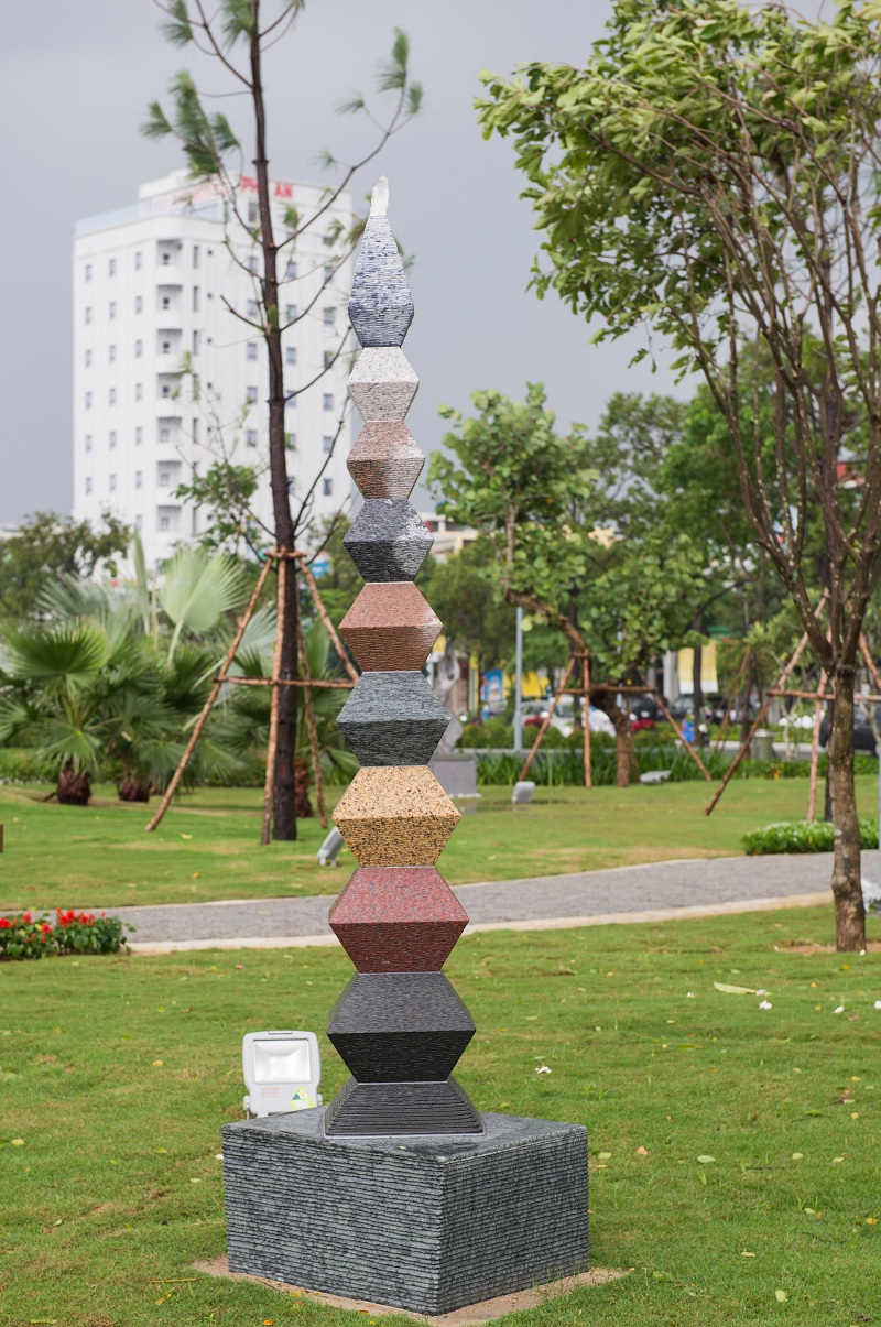 Vườn tượng công viên APEC được đặt ở phía tây Cầu Rồng gần với Bảo tàng điêu khắc Chăm tại Đà Nẵng với tổng diện tích hơn 3000 m2, trong đó diện tích xây dựng sân gạch, lối đi chiếm hơn 752 m2, phần còn lại là cây xanh, thảm cỏ và khu vực đặt tượng biểu trưng của 21 nền kinh tế APEC.