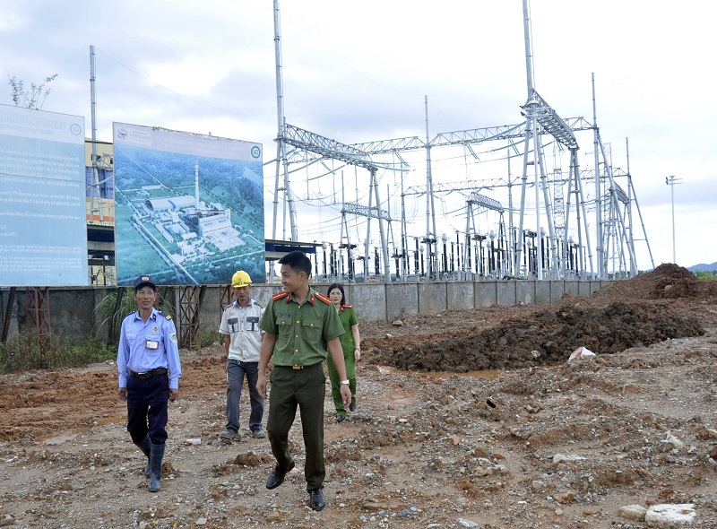 Công an huyện Hoành Bồ cùng bảo vệ Công ty cổ phần nhiệt điện Thăng Long TTKS đảm bảo ANTT quá trình thi công dự án mở rộng, nhằm kịp thời ngăn chặn các vi phạm trong lĩnh vực kinh tế, TNKS.     