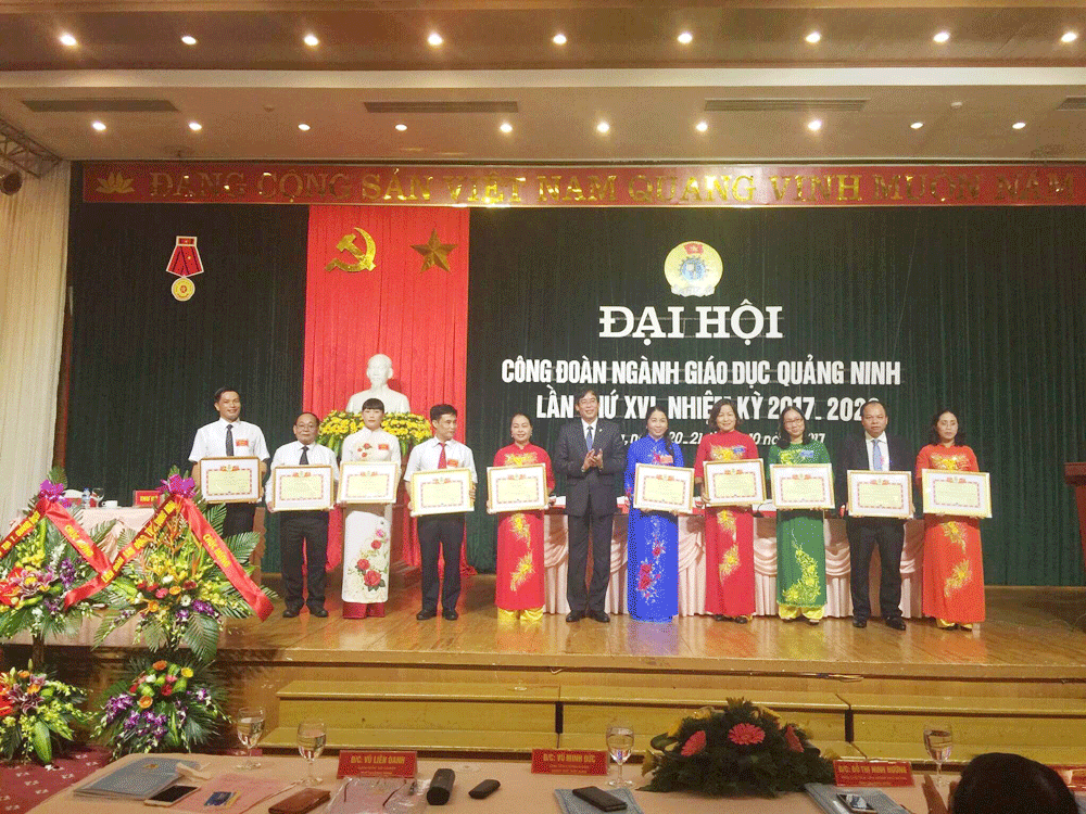 Lãnh đạo Công đoàn Giáo dục Việt Nam tặng bằng khen cho các tập thể, cá nhân có thành tích xuất sắc trong công tác công đoàn nhiệm kỳ 2012-2017