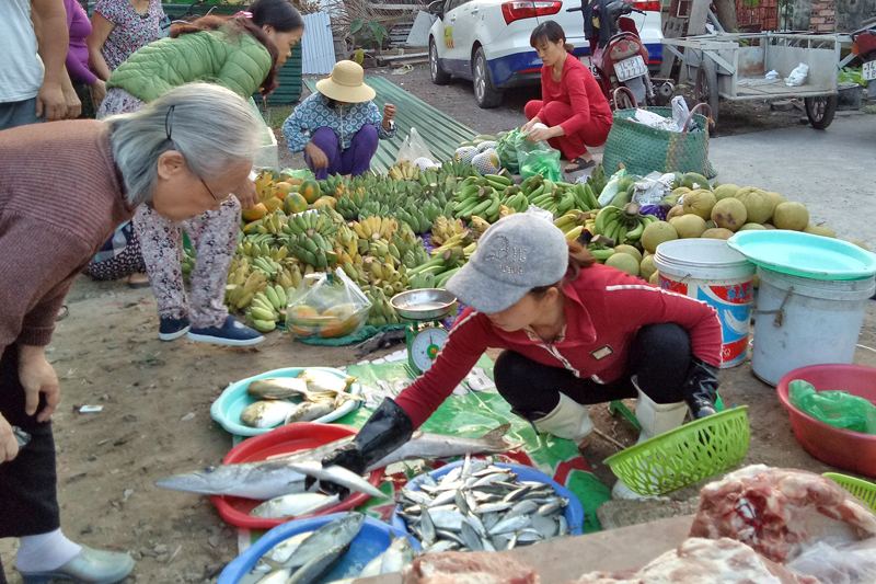 Các mặt hàng thực phẩm bày bán ngang nhiên trong phần đất của hộ dân san gạt, cho thuê tại tổ 6, khu 6, phường Hồng Hà, TP Hạ Long.