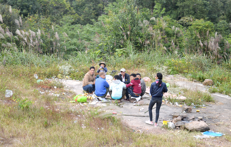 Một nhóm khách tham quan tổ chức ăn uống tại khu vực cột mốc 1297.